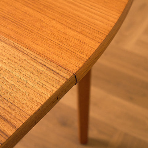 Svenskt runt matbord i teak