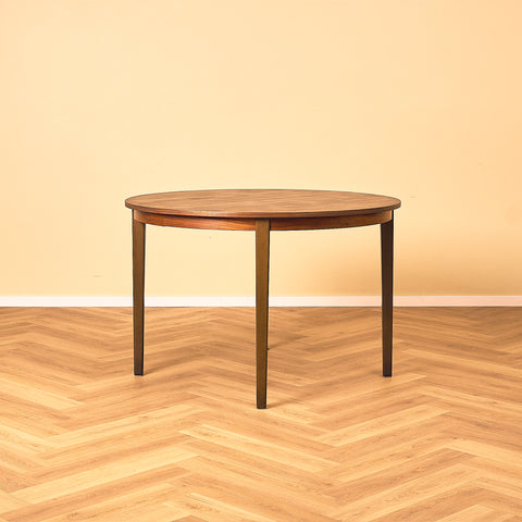 Svenskt runt matbord i teak