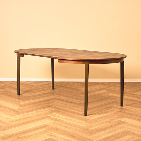 Svenskt runt matbord i teak