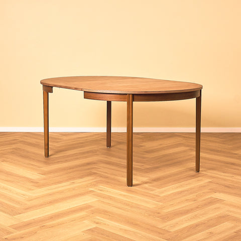 Svenskt runt matbord i teak och bok