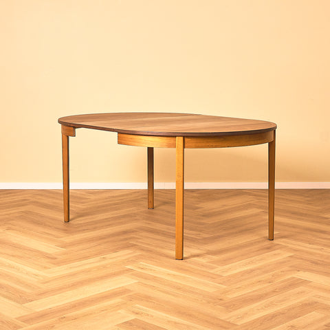 Svenskt runt matbord i teak av Nils Jonsson för Troeds