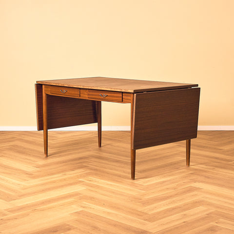 Svenskt matbord i mahogny och bok, modellen ”Sika”, av Nils Jonsson för Bra Bohag