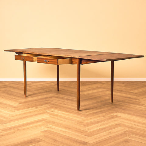 Svenskt matbord i mahogny och bok, modellen ”Sika”, av Nils Jonsson för Bra Bohag