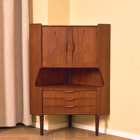 Danish corner cabinet in teak by Omann Jun Møbelfabrik