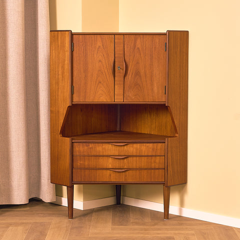 Danish corner cabinet in teak by Omann Jun Møbelfabrik