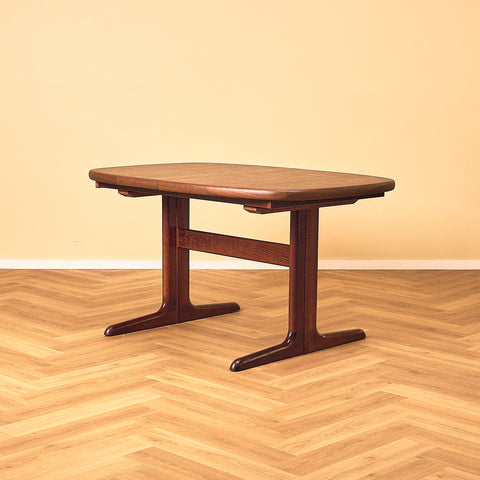 Danish dining table in mahogany by Skovby