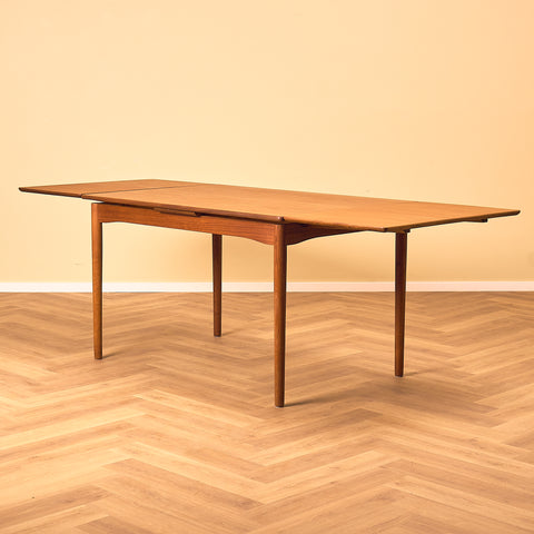 Danish dining table in teak