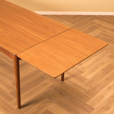 Danish dining table in teak