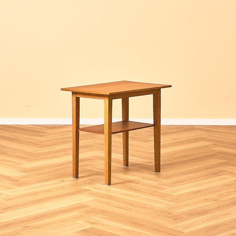 Sidobord i teak och ek