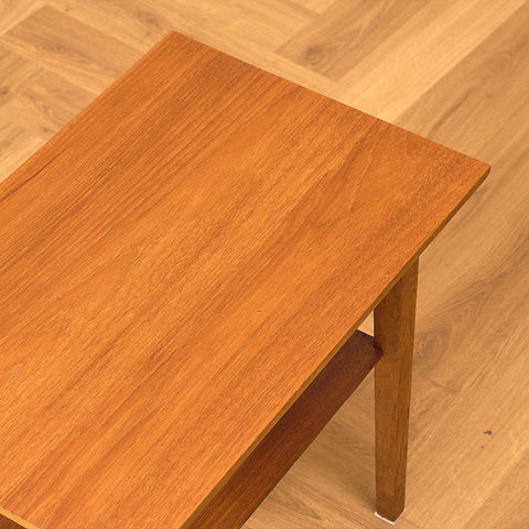 Sidobord i teak och ek
