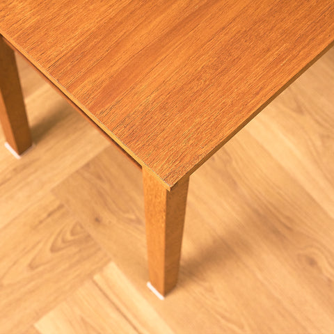 Sidobord i teak och ek