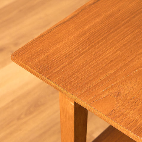 Sidobord i teak och ek