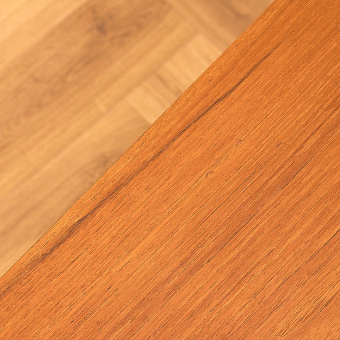 Sidobord i teak och ek