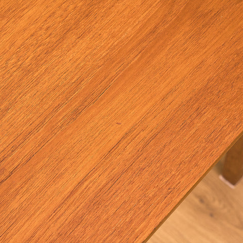 Sidobord i teak och ek