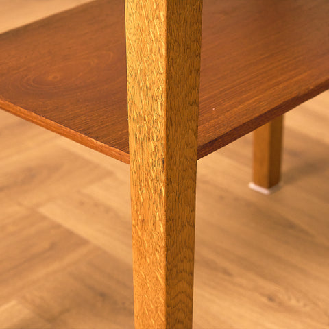 Sidobord i teak och ek