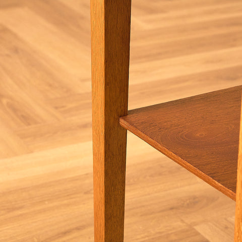 Sidobord i teak och ek