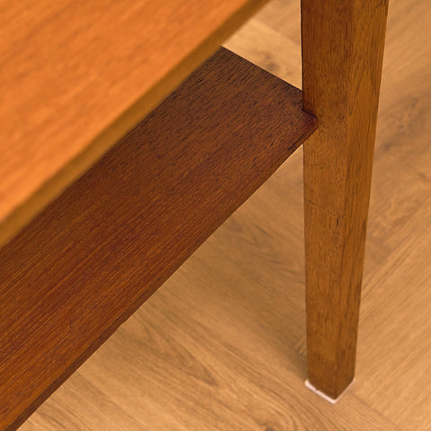 Sidobord i teak och ek