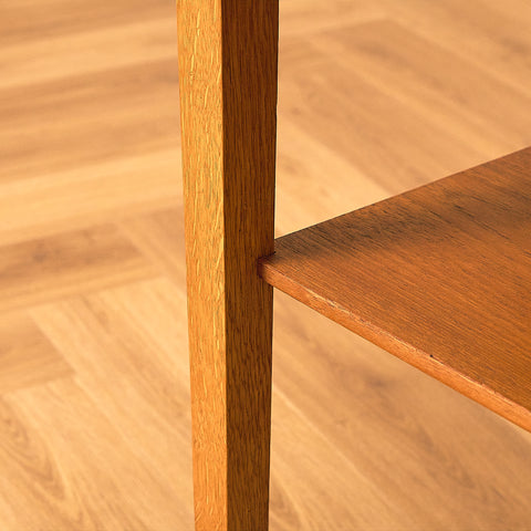 Sidobord i teak och ek