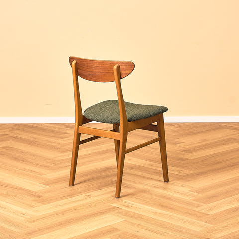 Matstolar i teak och bok av Farstrup, modell 210