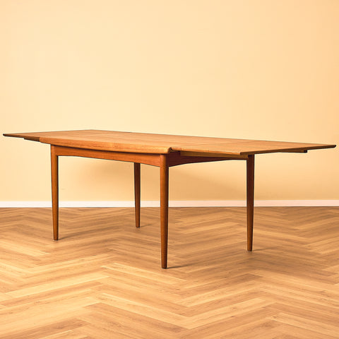 Danskt matbord i teak av Skovby