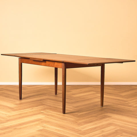 Danskt matbord i teak och valnöt