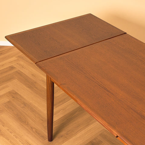 Danskt matbord i teak och valnöt