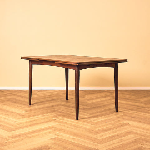 Danskt matbord i teak och valnöt