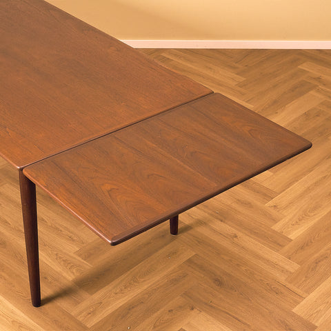 Danskt matbord i teak och valnöt