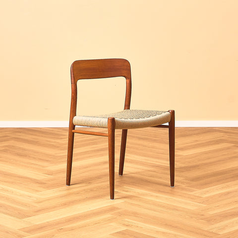 Danska matstolar i massiv teak av Niels Otto Møller för J.L. Møllers, modell 75