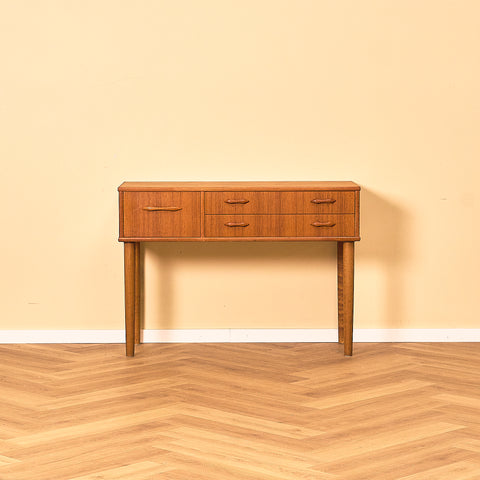 Svenskt sidobord i teak och ek