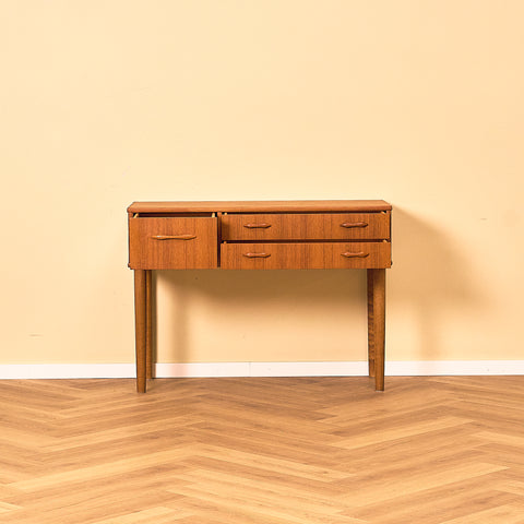 Svenskt sidobord i teak och ek