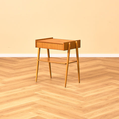 Svenska sängbord i teak och bok av Carlström & Co Möbelfabrik