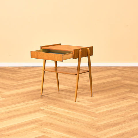 Svenska sängbord i teak och bok av Carlström & Co Möbelfabrik