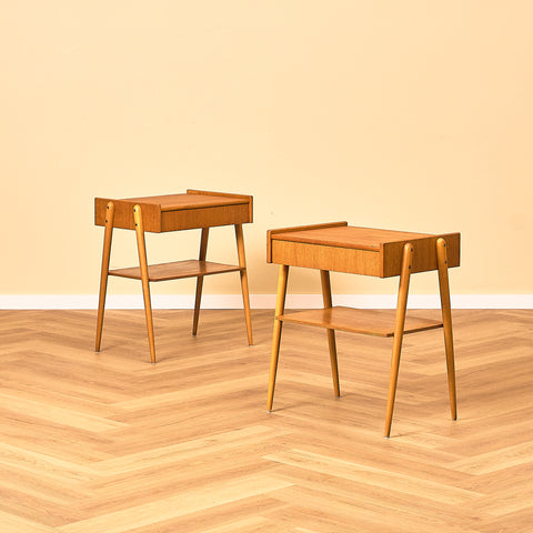 Svenska sängbord i teak och bok av Carlström & Co Möbelfabrik