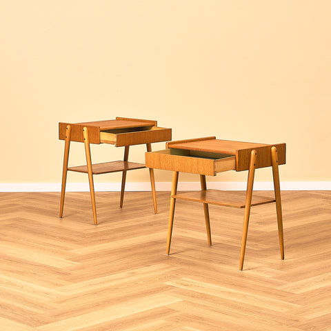 Svenska sängbord i teak och bok av Carlström & Co Möbelfabrik
