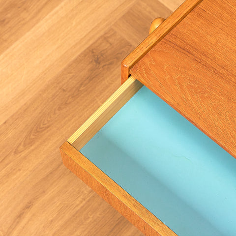 Svenska sängbord i teak och bok av Carlström & Co Möbelfabrik