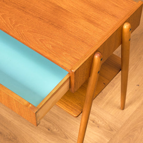 Svenska sängbord i teak och bok av Carlström & Co Möbelfabrik
