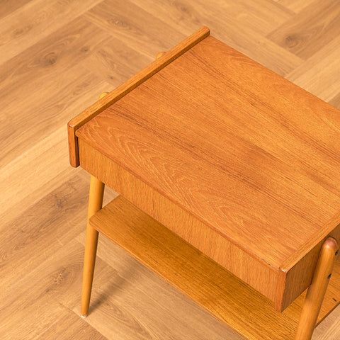 Svenska sängbord i teak och bok av Carlström & Co Möbelfabrik