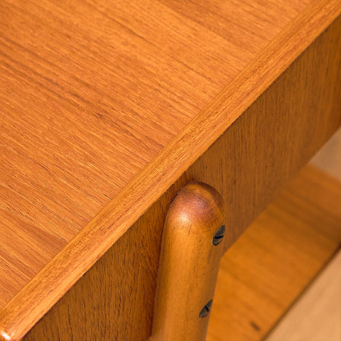 Svenska sängbord i teak och bok av Carlström & Co Möbelfabrik