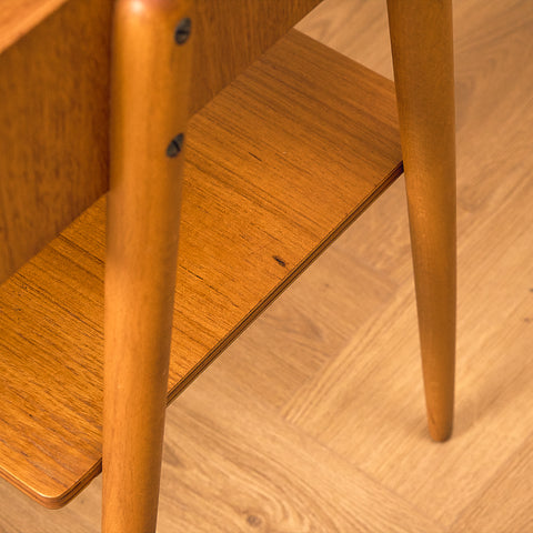 Svenska sängbord i teak och bok av Carlström & Co Möbelfabrik