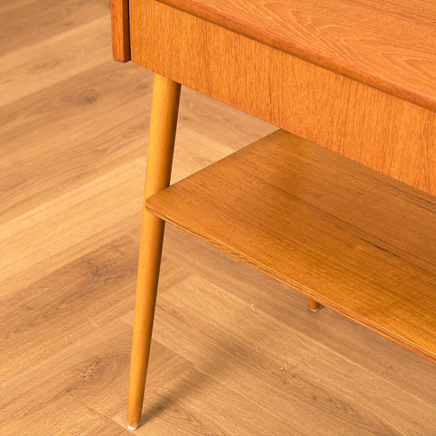 Svenska sängbord i teak och bok av Carlström & Co Möbelfabrik