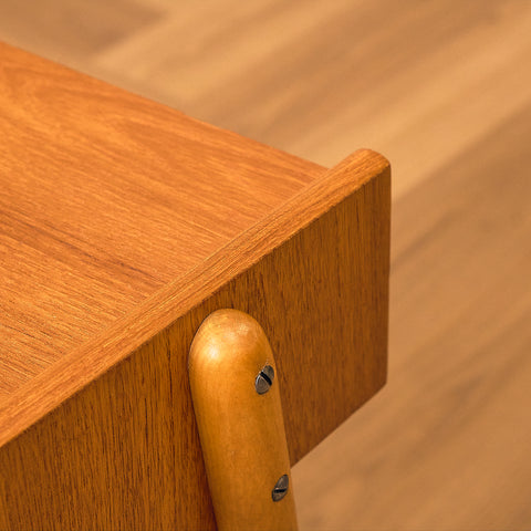 Svenska sängbord i teak och bok av Carlström & Co Möbelfabrik