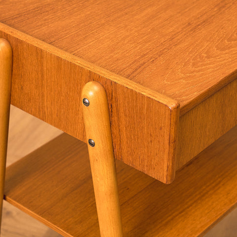 Svenska sängbord i teak och bok av Carlström & Co Möbelfabrik