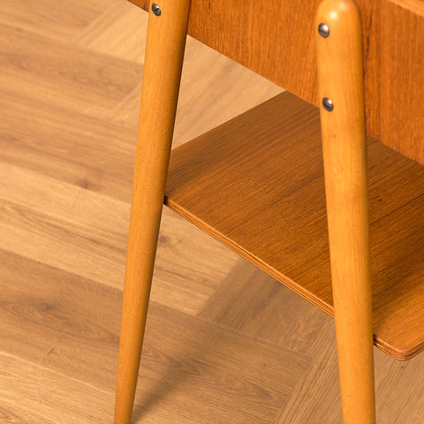 Svenska sängbord i teak och bok av Carlström & Co Möbelfabrik