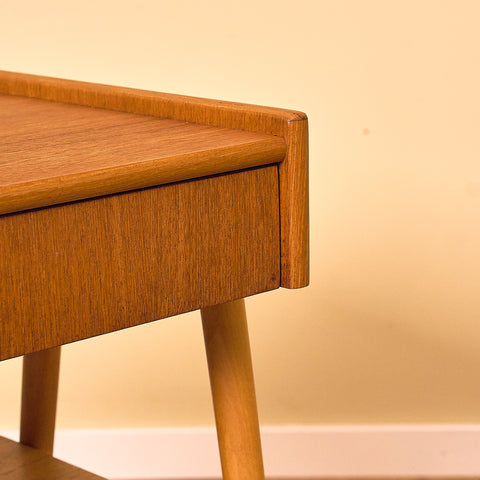 Svenska sängbord i teak och bok av Carlström & Co Möbelfabrik