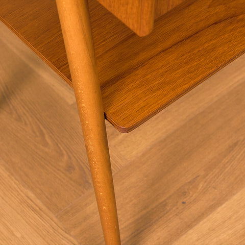 Svenska sängbord i teak och bok av Carlström & Co Möbelfabrik