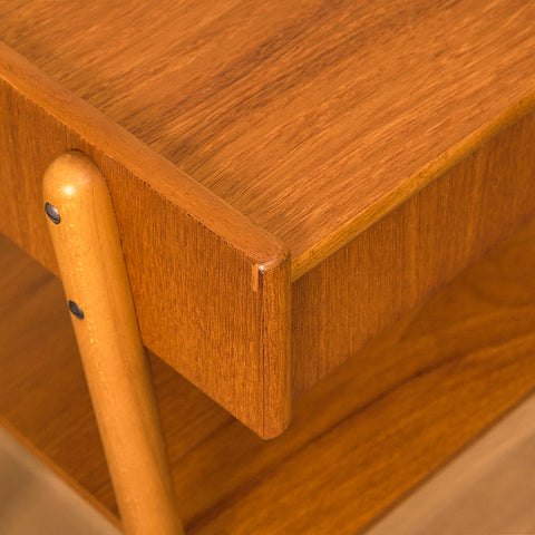 Svenska sängbord i teak och bok av Carlström & Co Möbelfabrik