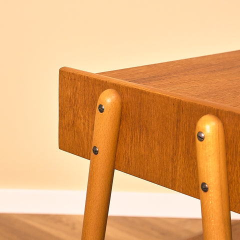 Svenska sängbord i teak och bok av Carlström & Co Möbelfabrik