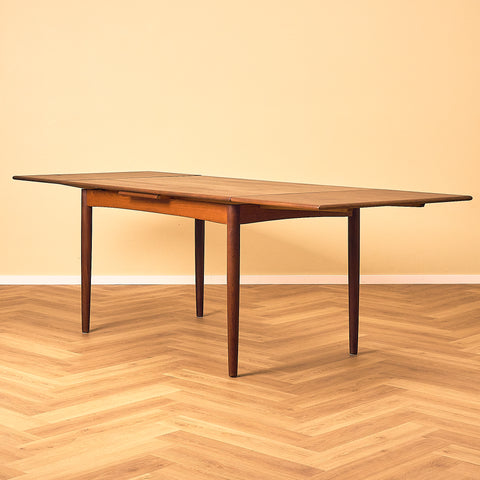 Danskt matbord i teak och valnöt
