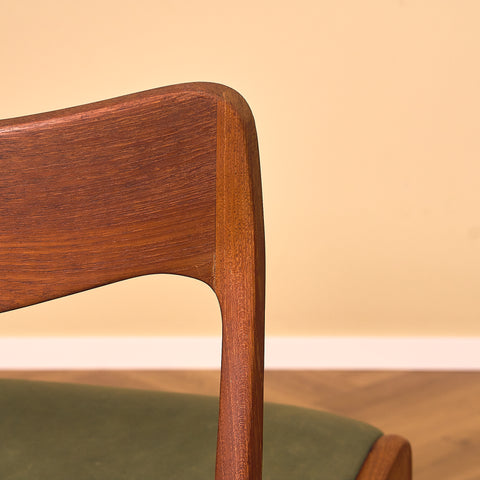 Danish set of 8 dining chairs in teak